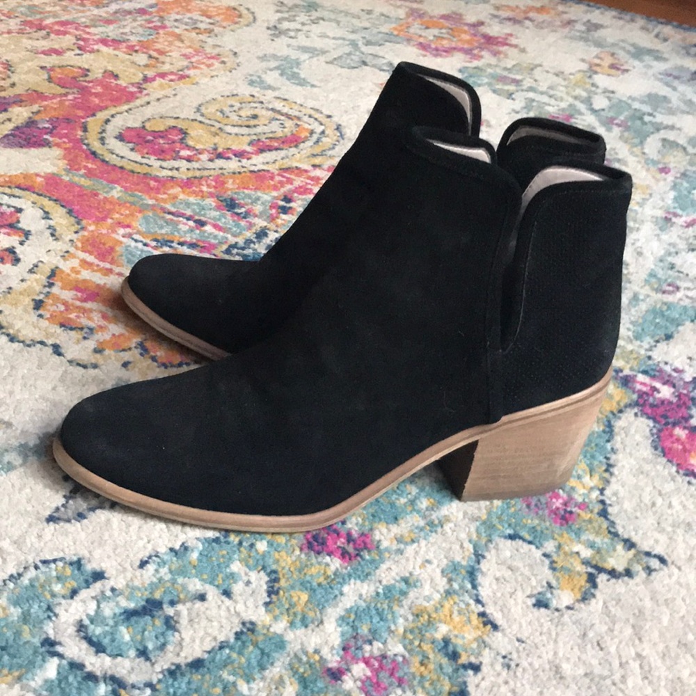 Hinge bootie